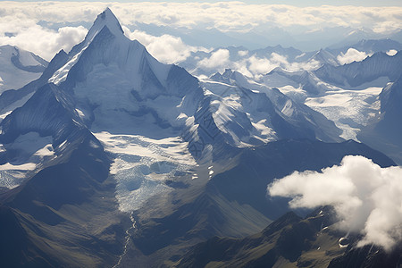 太空中空中的云海山脉背景