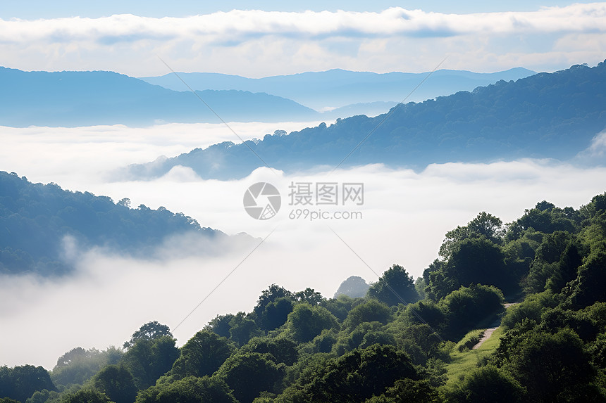 雾气缥缈的山谷图片