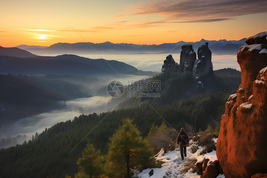 日落山顶飘渺美景图片