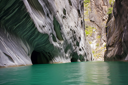 翠绿湖泊和峡谷图片