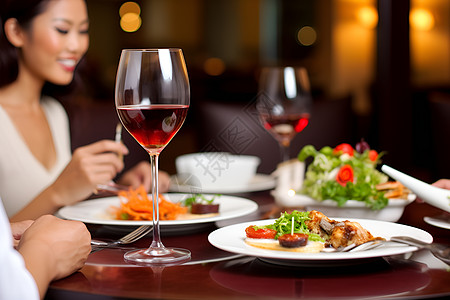 红酒酒窖桌面上的食物和红酒背景