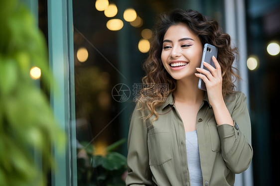 户外正在微笑的卷发女孩图片