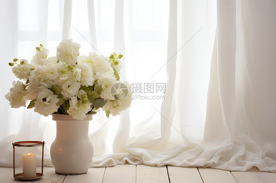 温馨窗前的花瓶和蜡烛图片