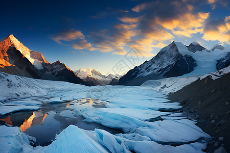 夕阳下的雪山湖图片