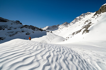 白雪覆盖的山坡图片