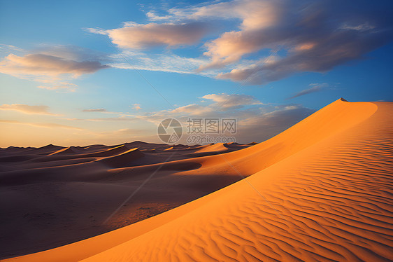 黄昏中壮观的沙漠景观图片