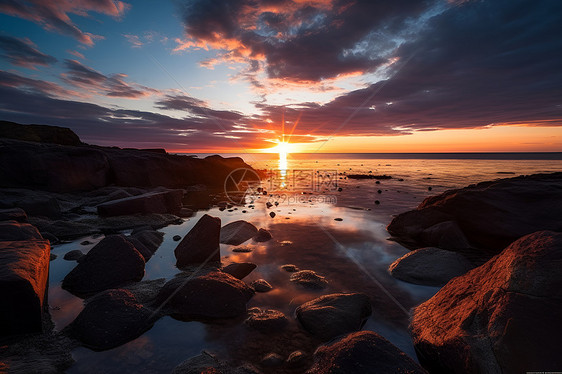 夕阳下美丽的大海景观图片