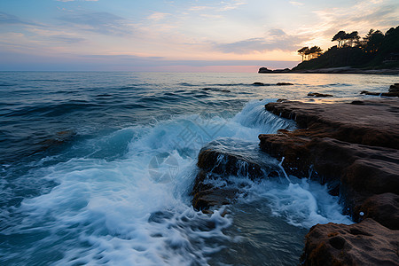 海岸边汹涌的海浪图片