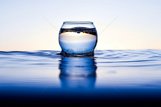 水面上的一杯水图片