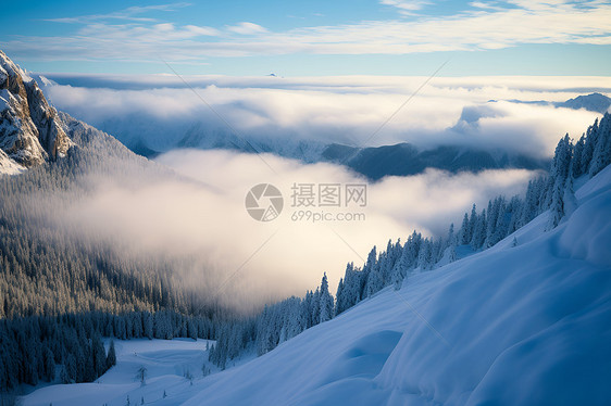 冰雪皑皑的山脉图片