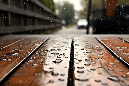 户外木板上的雨水图片