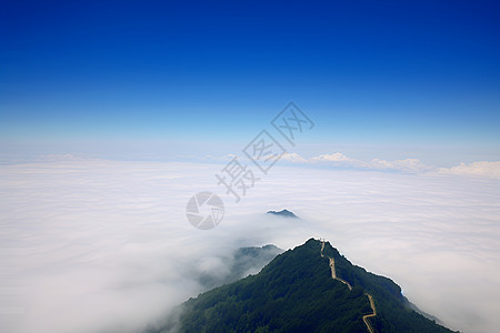 缥缈的山脉和云层图片