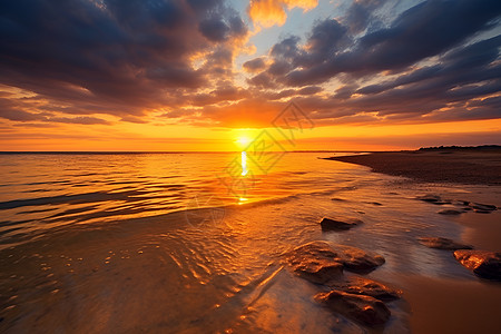 倒影在海面上的夕阳图片