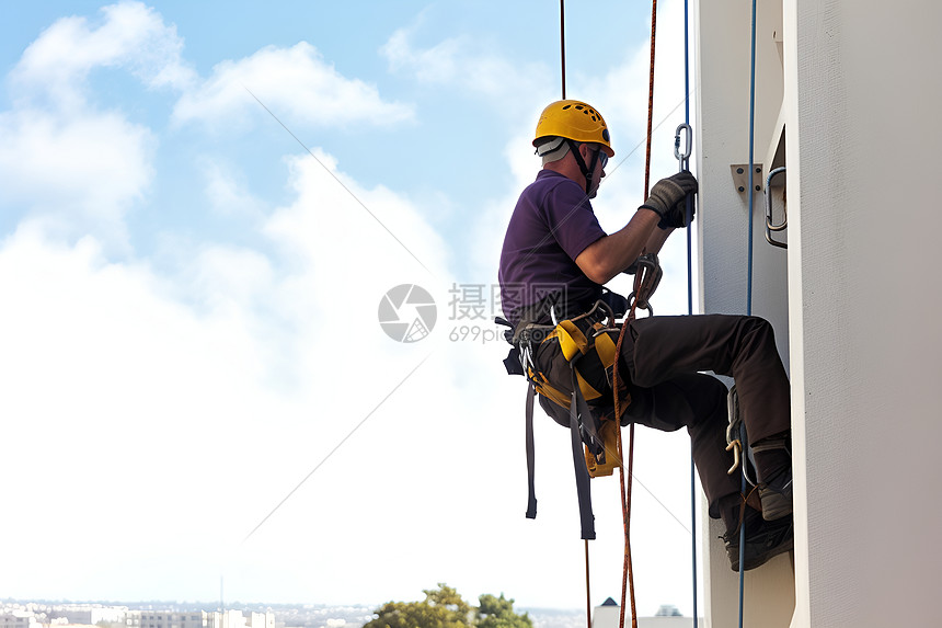 户外正在工作的男工人图片