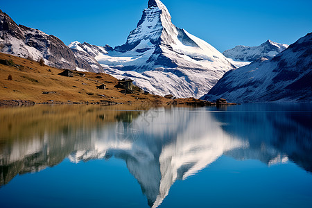 雪山和湖泊图片