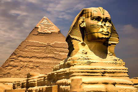 巨像与金字塔背景图片