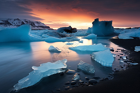 冰湖上的冰川图片
