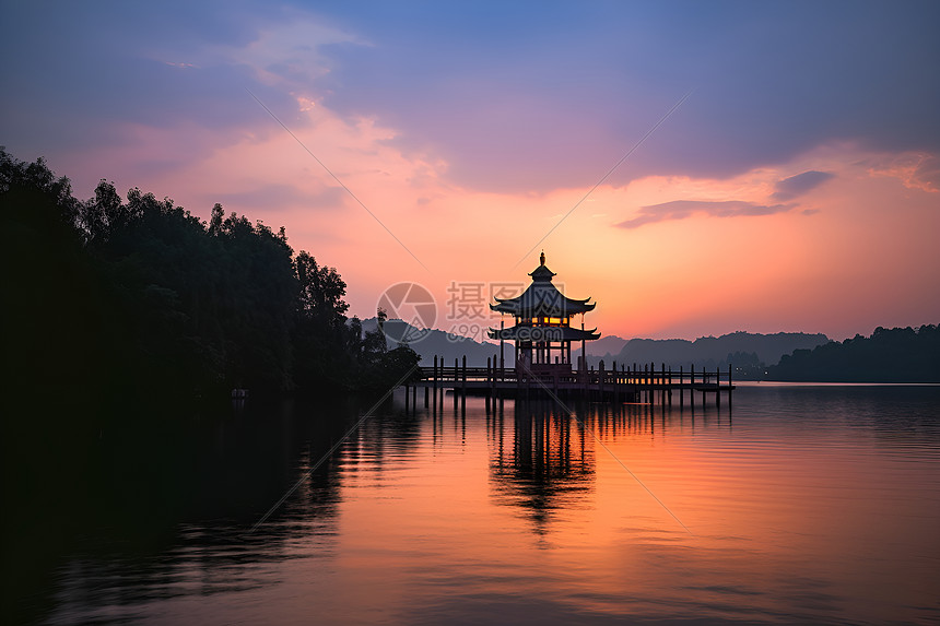 夕照下的水上宝塔图片