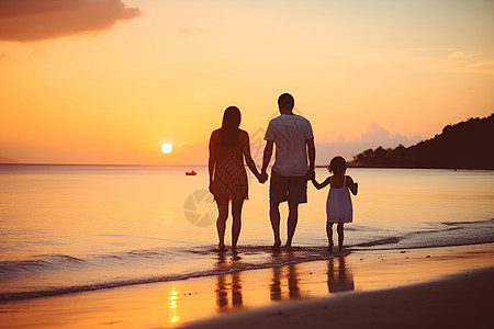 傍晚沙滩漫步的一家人高清图片