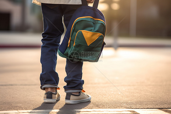 拿着书包回家的小男孩图片