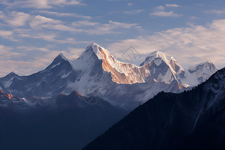 美丽的日照金山景观背景图片