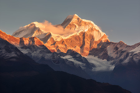 金色山脉黎明中的金色山峰背景