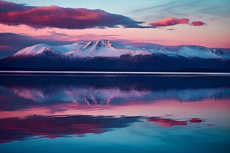 夕阳映照下的静谧湖泊图片