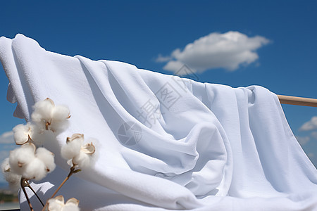 蓝天白云下晾晒的床单图片