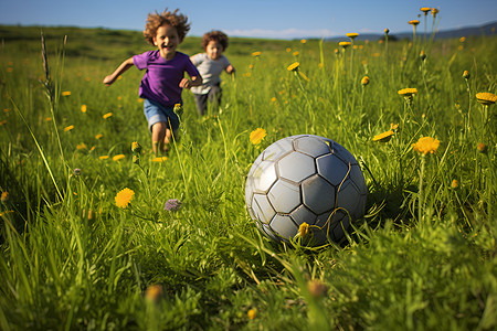 两个孩子在草地上奔跑背景图片