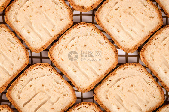 新鲜烘焙的小麦面包图片