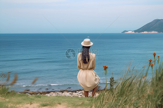 海岸线上的美丽女子图片