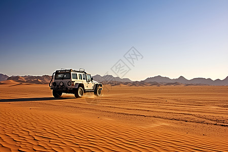 沙漠中飞驰越野的汽车高清图片