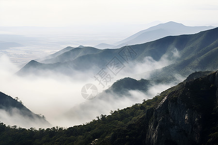 山脉上升起的云雾图片