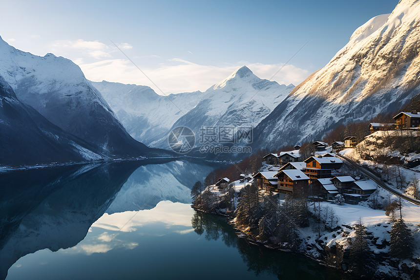 雪山下的湖泊和房屋图片