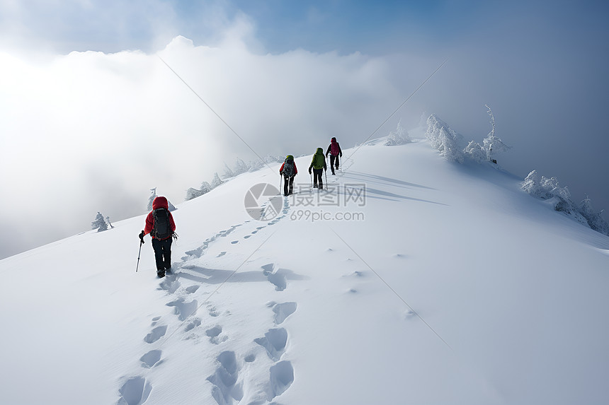 雪山的登山者图片
