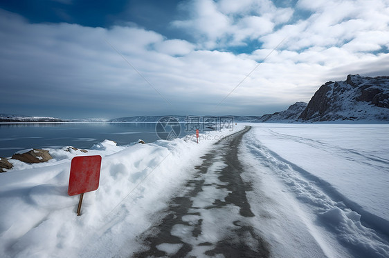 雪地上的红色警示图片