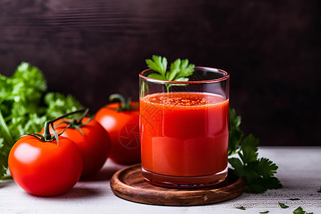 番茄汁喷溅杯子中健康的番茄汁背景