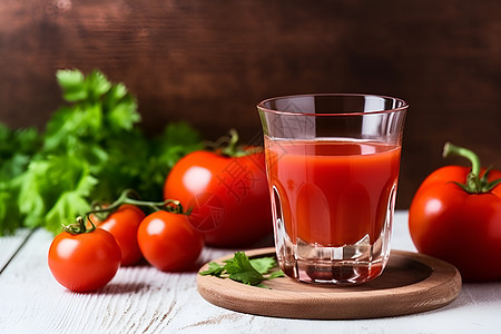 玻璃杯中酸甜的番茄汁图片