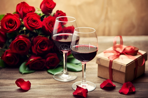 桌子上的红酒和玫瑰图片