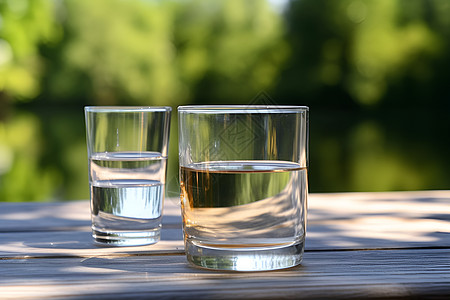 清新自然的玻璃水杯高清图片