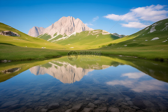 宁静的山谷景观图片