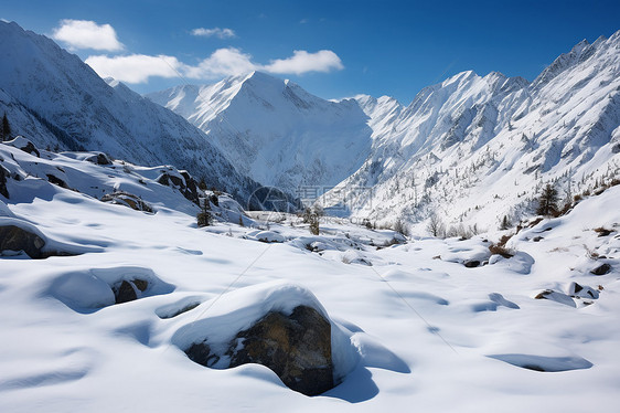 壮观的雪山景观图片