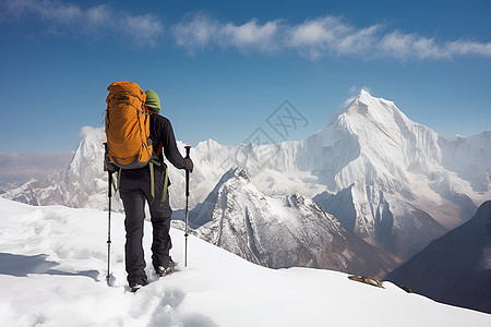 雪山上的登山男士图片