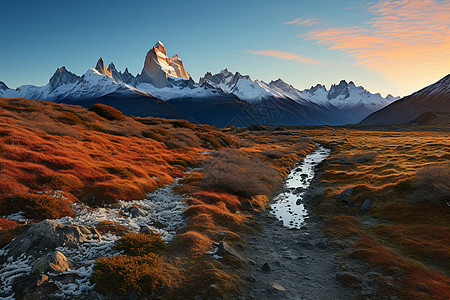 日落雪山的美丽景观图片