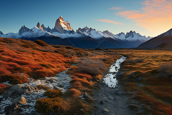 日落雪山的美丽景观图片