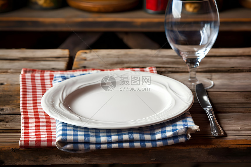 格子餐布上的白色盘子图片