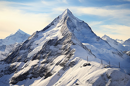 冬日白雪覆盖的阿尔卑斯山脉景观图片
