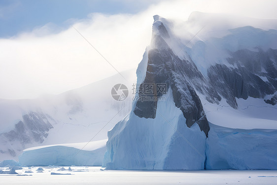 积雪的山峰图片