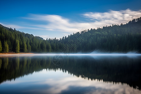 树林环绕的湖泊图片