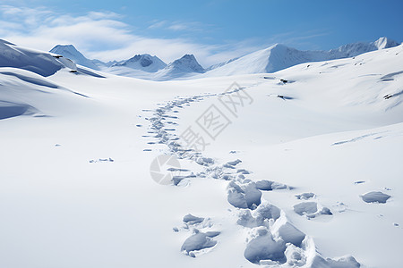 深山雪地上的脚印图片